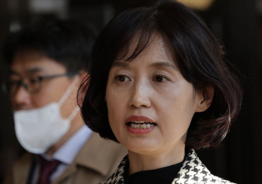 취재진 질문에 답하는 박은정 전 법무부 감찰담당관.<연합뉴스>